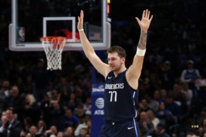 Doncic supera a Harden y el juego coral de Dallas tumba a los Rockets
