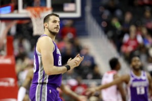 Nemanja Bjelica termina con Houston con un triple sobre la bocina