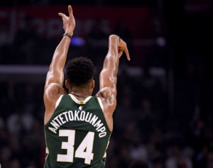 Antetokounmpo empieza a calentar la muñeca: le están entrando los triples
