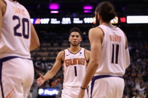 Booker y Lonzo brillan en la victoria de Suns en Nueva Orleans