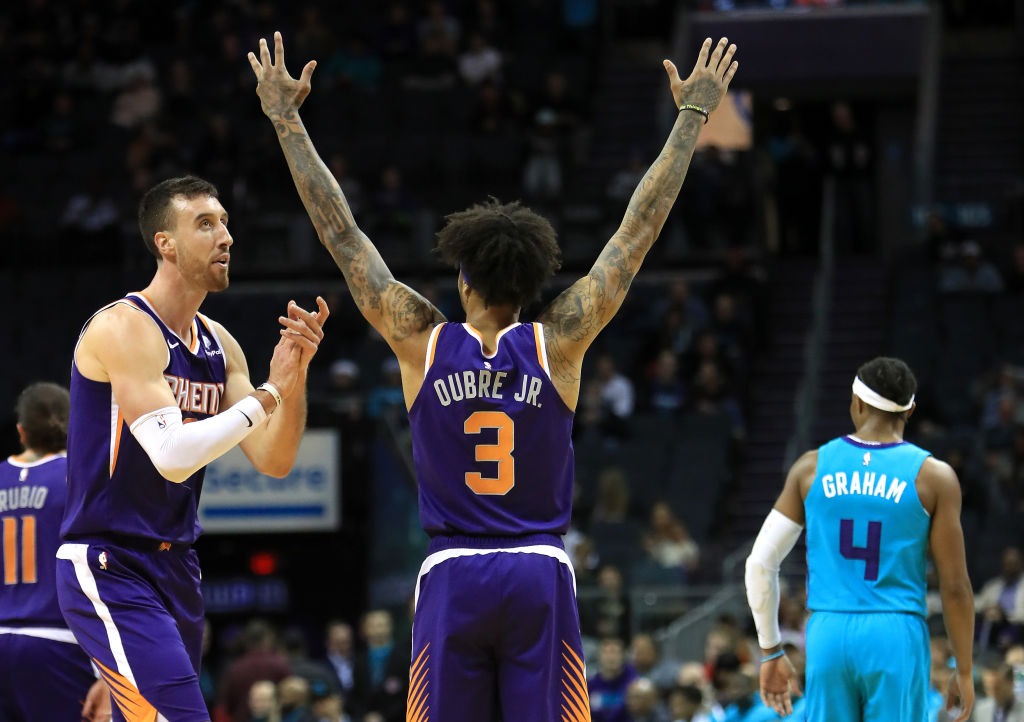 Kelly Oubre Jr. lidera la remontada de los Suns en Charlotte