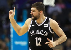 Joe Harris anota 22 puntos para ganar a los Hornets