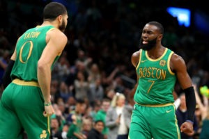 Los Celtics continúan imbatibles en el Garden