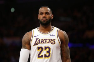 LeBron James sufre una lesión muscular en la caja torácica