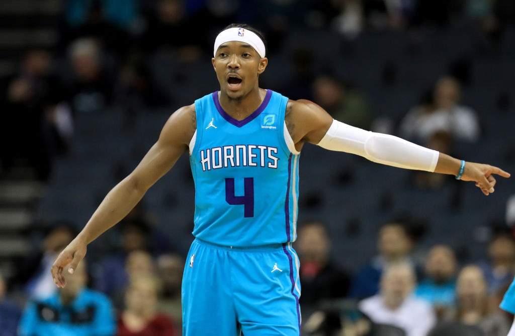 Los Hornets ganan en Chicago en un duelo de anotación escasa