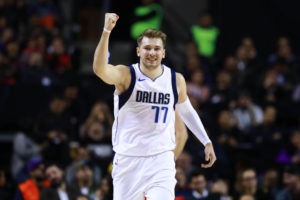 Doncic vuelve a superar a Jordan y los Mavericks arrasan en el Chase Center