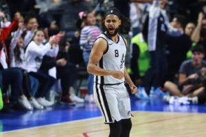 Patty Mills se desmelena y los Spurs salvan los muebles