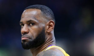 LeBron James mejora de su lesión en la ingle y podría jugar este sábado