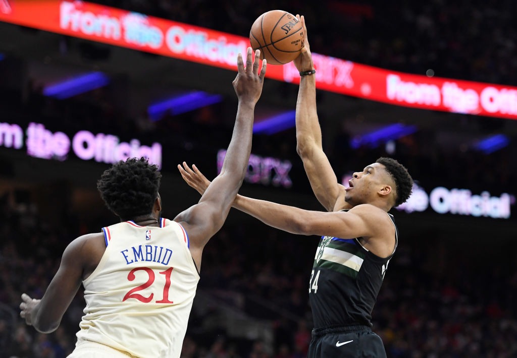 Un enorme Embiid marca territorio ante los Bucks de Antetokounmpo