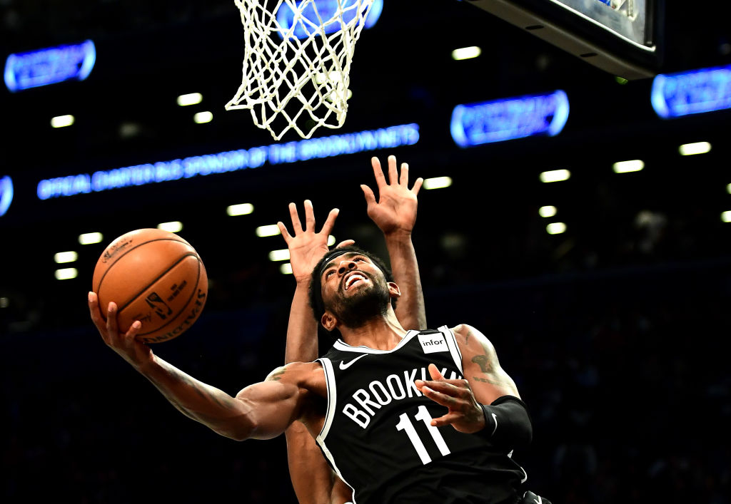 Kyrie Irving esquiva, por ahora, la cirugía en el hombro