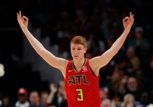 Kevin Huerter certifica el primer triunfo de Atlanta en San Antonio desde 1997