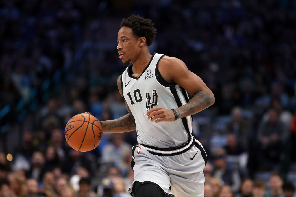 San Antonio pasa por encima de Milwaukee con un DeRozan de récord