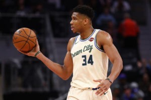 Un fulgurante 3Q de Giannis Antetokounmpo tumba a San Antonio