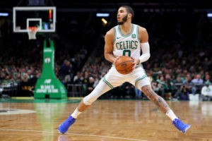 Jayson Tatum anota 28 puntos y los Celtics se imponen en Chicago