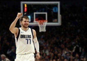 Luka Doncic y Seth Curry sepultan a los Nets