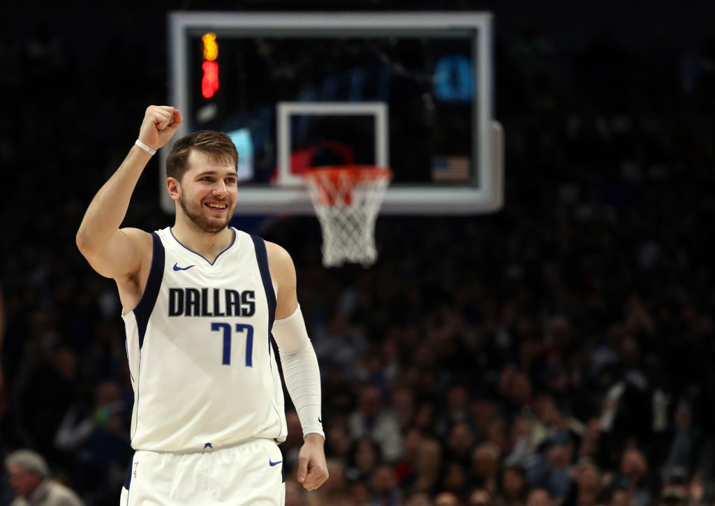 Luka Doncic y Seth Curry sepultan a los Nets