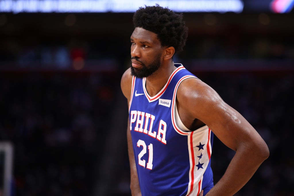 Embiid juega con un dedo dislocado y Philadelphia gana