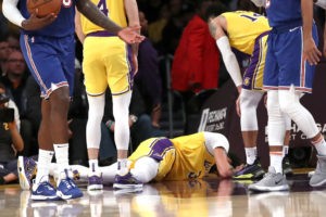 Anthony Davis se lesiona en una aparatosa caída