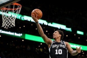 San Antonio remonta a Toronto en la reaparición de Siakam