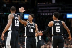 San Antonio vence a Boston en un accidentado partido