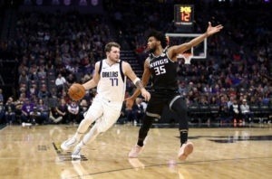 Nuevo récord de precocidad de Doncic en la victoria de los Mavs en Sacramento