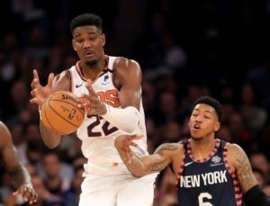 DeAndre Ayton brilla en una contundente victoria ante los Knicks