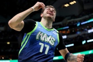 Luka Doncic clava ocho triples para acabar con Portland