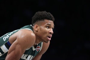 Antetokounmpo firma un triple-doble y alcanza los 10.000 puntos en la victoria ante Chicago