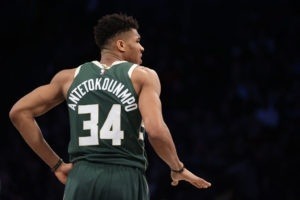 Los Bucks y Antetokounmpo conquistan París ante unos peleones Hornets