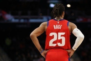 Lakers y 76ers muestran interés por Derrick Rose