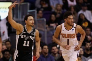 Los Spurs sobreviven a un gran Booker y se acercan a la octava plaza