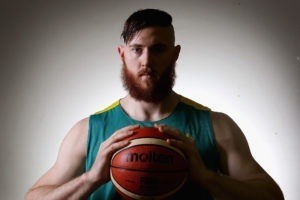 Los Clippers quieren a Aron Baynes