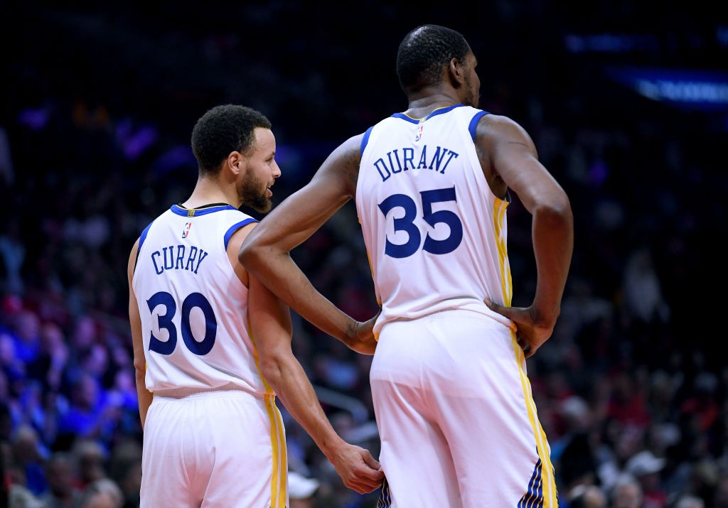 Curry y Durant se funden en un abrazo en su reencuentro