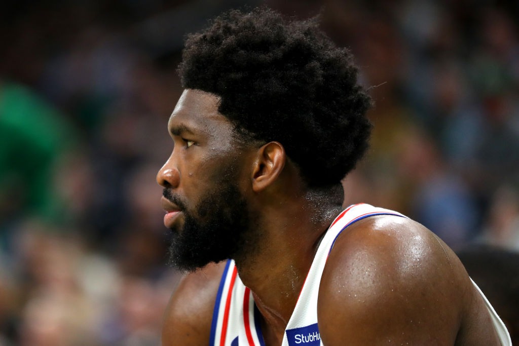 Embiid no sufre daño estructural y será reevaluado en una semana