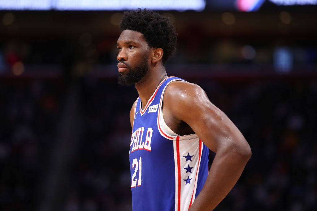 Joel Embiid sufre una lesión en el hombro izquierdo