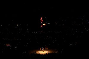 Sobrecogedor homenaje de los Lakers a Kobe Bryant en el Staples
