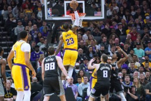 Los Lakers vencen en Sacramento con triple-doble de LeBron