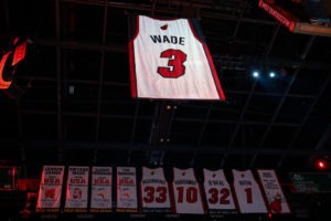Wade se acuerda de Kobe en la ceremonia de retirada de su camiseta