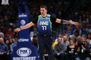 Dallas vence a los Spurs con un nuevo triple-doble de Doncic