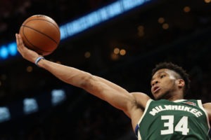 Milwaukee se lleva el duelo en la cumbre ante Toronto