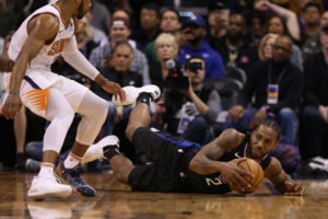 Doble-doble de Kawhi en su visita a Phoenix