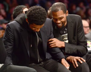Kyrie Irving, potencial causante de la marcha de Atkinson