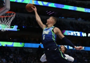 Enorme Porzingis: 38 puntos para liderar a Dallas en ausencia de Doncic