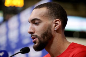 Gobert bromeó con el coronavirus tocando unos micrófonos en sala de prensa