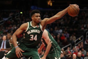 Antetokounmpo impone su ley en Charlotte