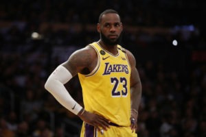 LeBron supera de nuevo a un gran Zion Williamson