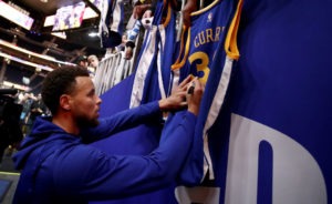 Los Warriors serán los primeros en jugar sin aficionados
