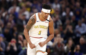 Unos 76ers 'en harapos' ceden ante los Warriors