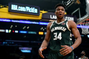Antetokounmpo se une a Kevin Love: dona 100.000 dólares a los afectados por la suspensión