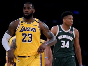 Un gran LeBron tumba a los Bucks en el Staples